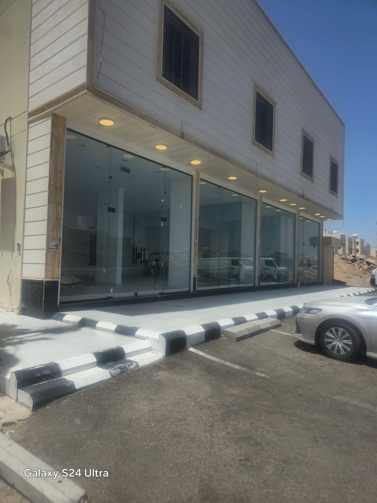 مقارنة بين الزجاج العادي وزجاج السكوريت